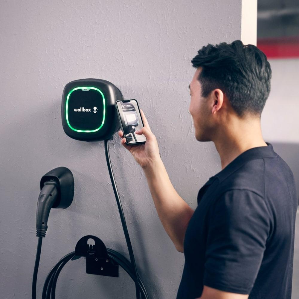 Carregador de carro elétrico trifásico preto WallBox Pulsar-Max 22 kW com cabo Tipo 2 de 5 metros com referência PLP2-0-2-4-9-002 à marca WALLBOX