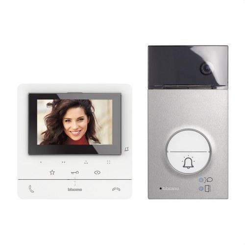 Kit de vídeo 1 habitação 2 fios placa LINEA 3000 e monitor mãos livres Classe 100 avançado com referência 364612 à marca BTICINO