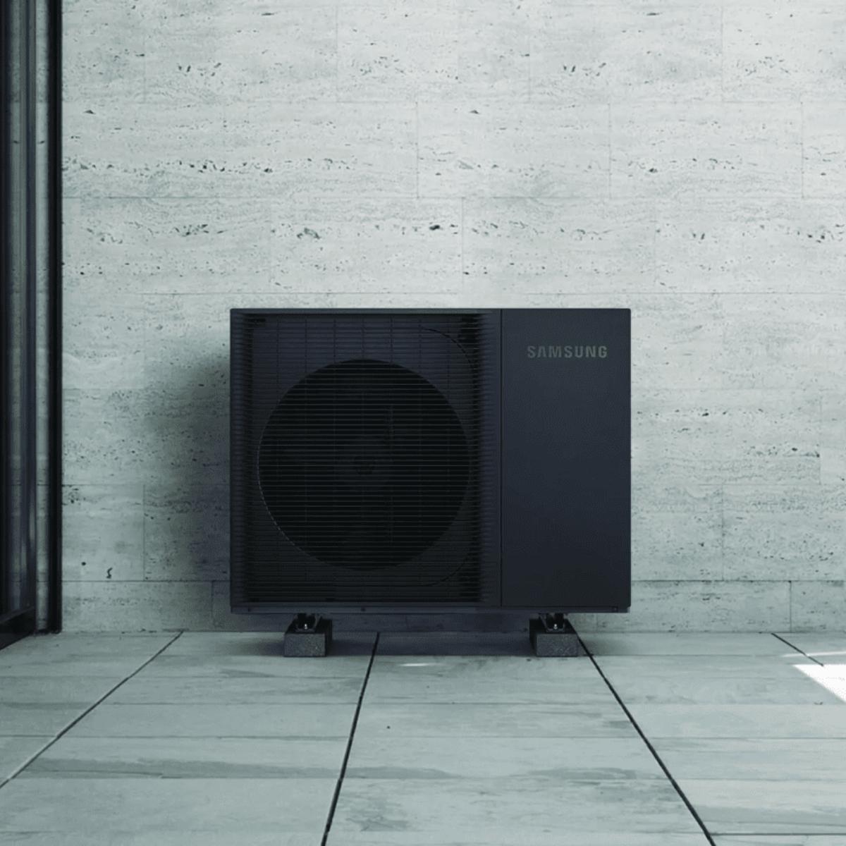 Unidade exterior aerotérmica monobloco trifásica Samsung EHS HT Quiet 14 kW com referência AE140BXYDGG/EU à marca SAMSUNG